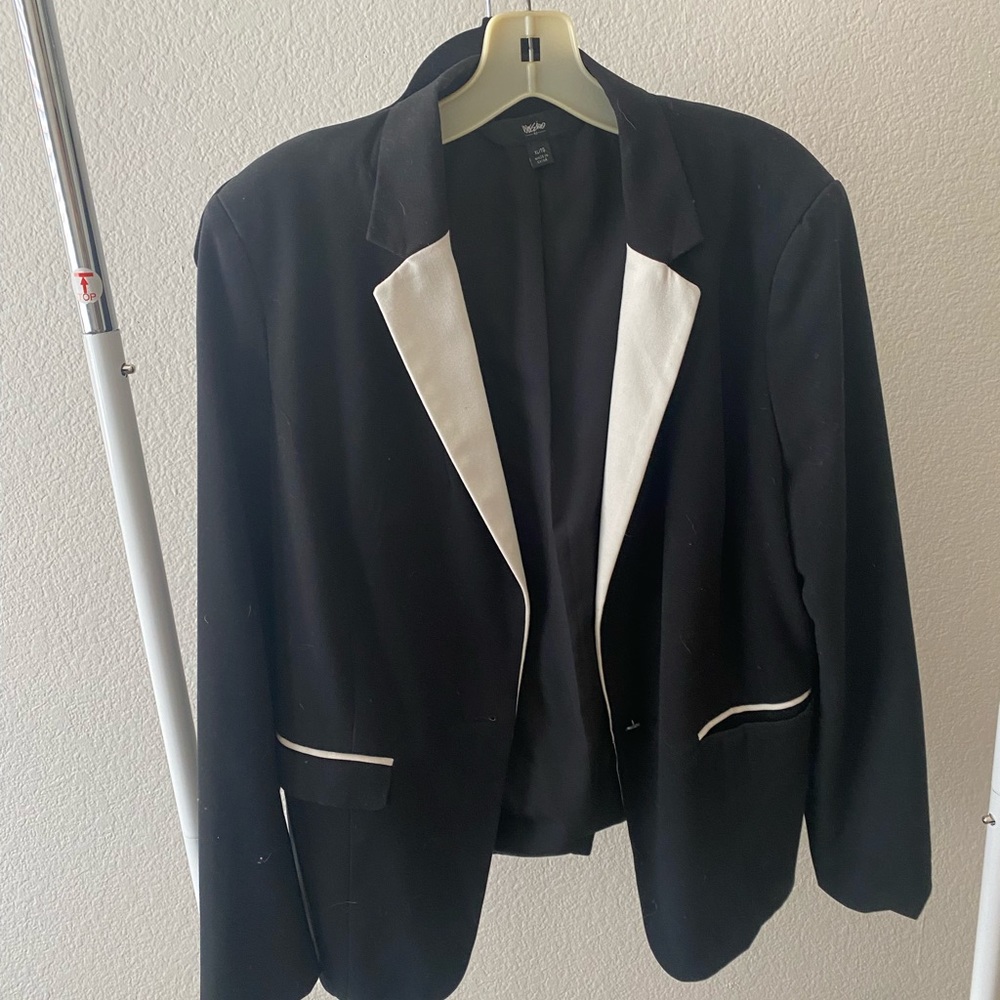 Contrasting lapel blazer
